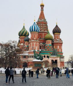 כנסיית וסילי הקודש הצבעונית במוסקבה על רקע הנוף הסגרירי של העיר. שיקוף לקונפליקט של בעלי עסקים, בין חייהם הפרטיים לעסקיים.